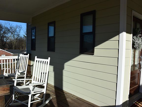 Large porch for entertaining 