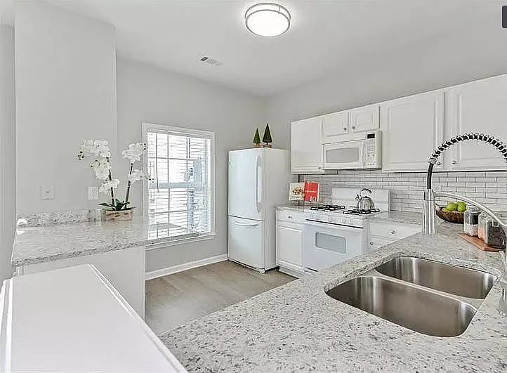 1064 Prestwyck Ct — Photo 8