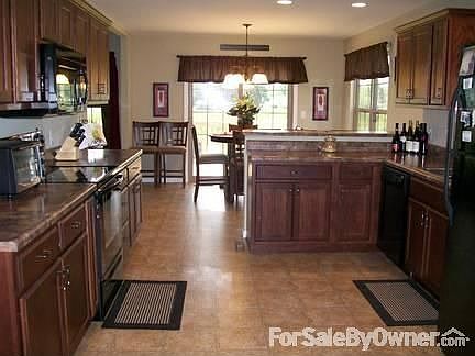 Kitchen w/Breakfast Bar - HUGE!