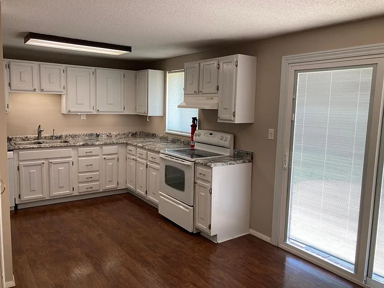 585 Meadowview Ln — Photo 3
