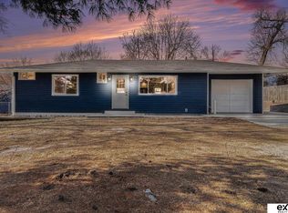 7614 N Ridge Dr, Omaha, NE 68112