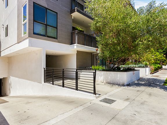 3rd image of 905 S Ardmore Ave #406