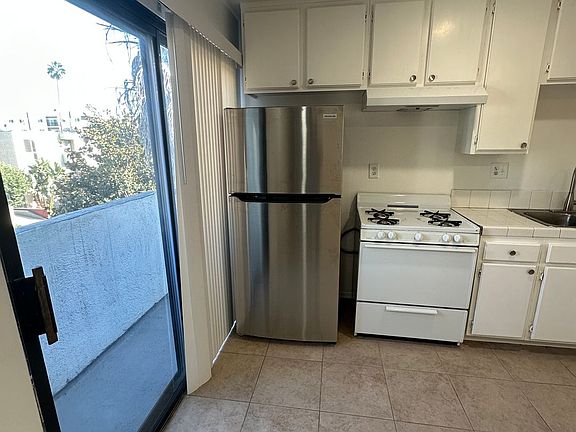 4th image of 827 S Wilton Pl #301