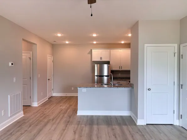 302 Hillview Mills Blvd