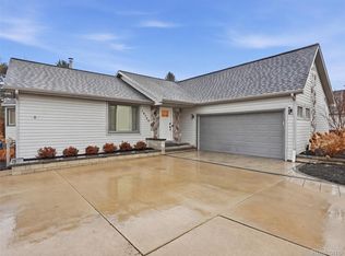 10754 Oxbow Lakeshore Dr, White Lake, MI 48386