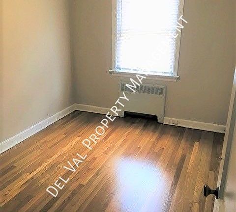 4th image of 385 Edmonds Ave #1