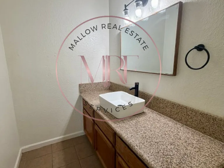 1700 Brookglen Dr — Photo 9