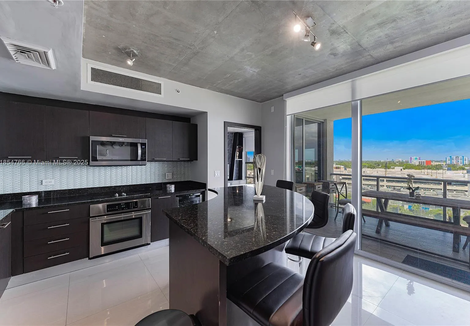 2 bed, 986 sqft, $4,700 — Photo 4