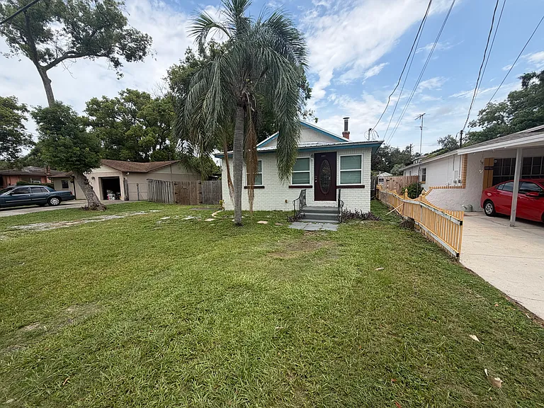 8409 Lynn Ave — Photo 1