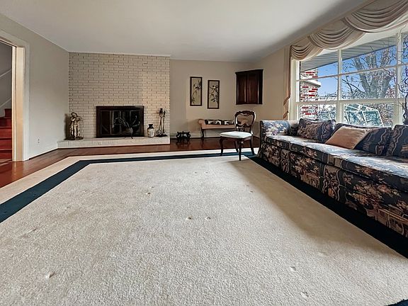 3rd image of 164 Fairmont Cir
