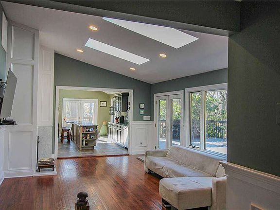 4th image of 7 Fiddlers Green Dr