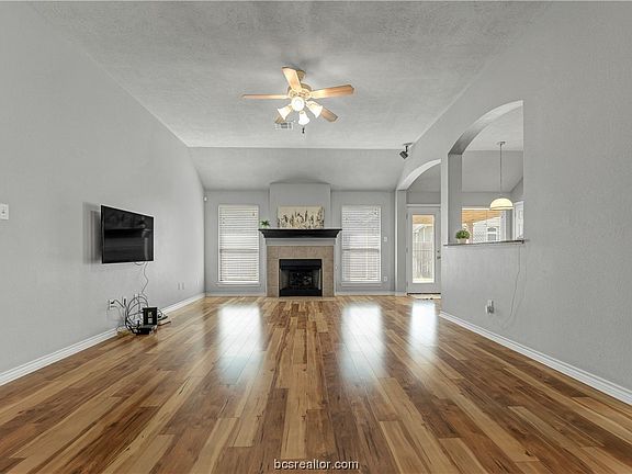 4th image of 2705 Barronwood Dr