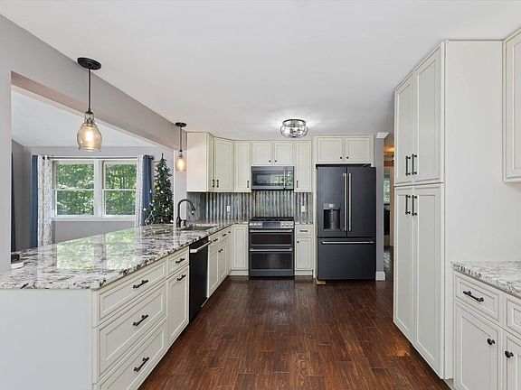 3rd image of 407 Middle Winchendon Road