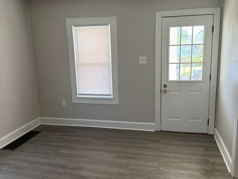 422 Wellington Ave — Photo 6