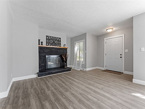 3rd image of 627 W Fike Ave