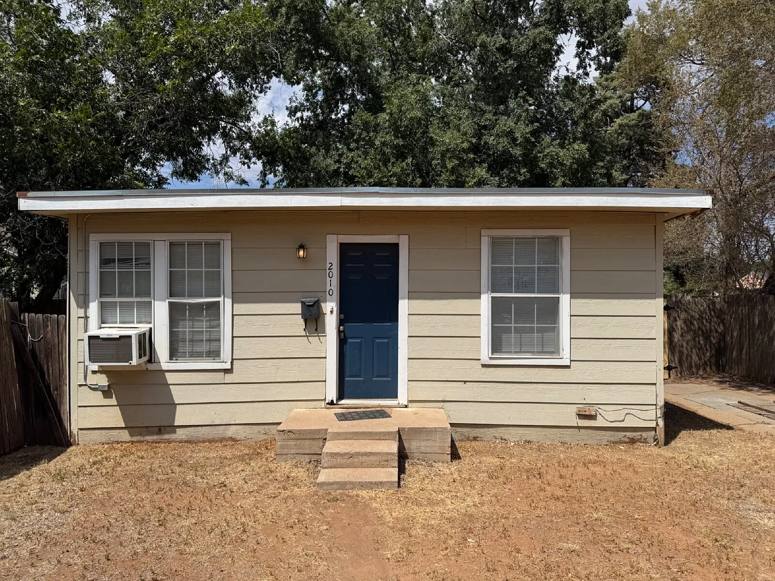 1 bed, 1.0 bath, 400 sqft, $450 — Photo 1