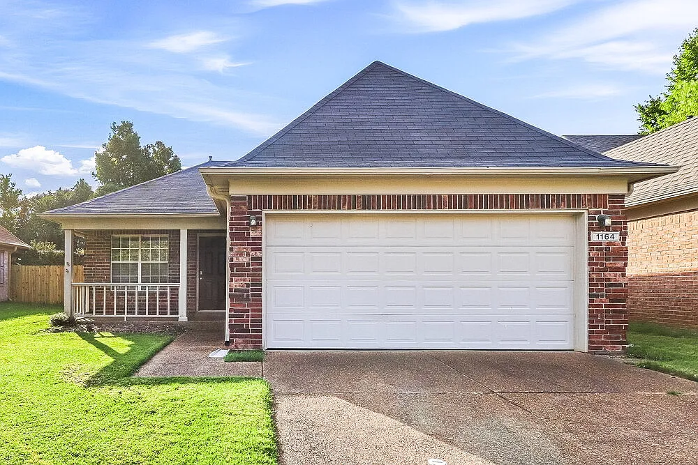 3 bed, 2.0 bath, 1356 sqft, $1,710 — Photo 1