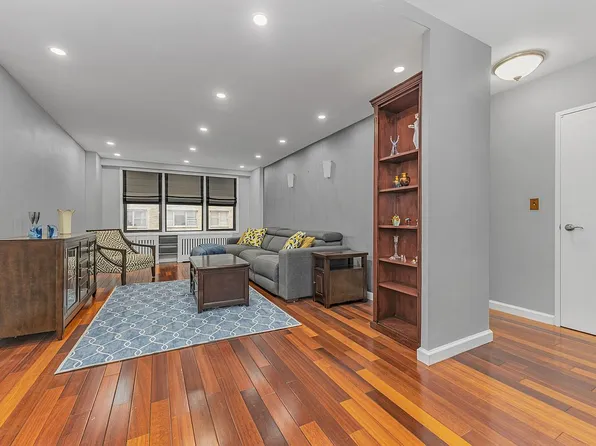 220 E 54th St APT 3C, New York, NY 10022