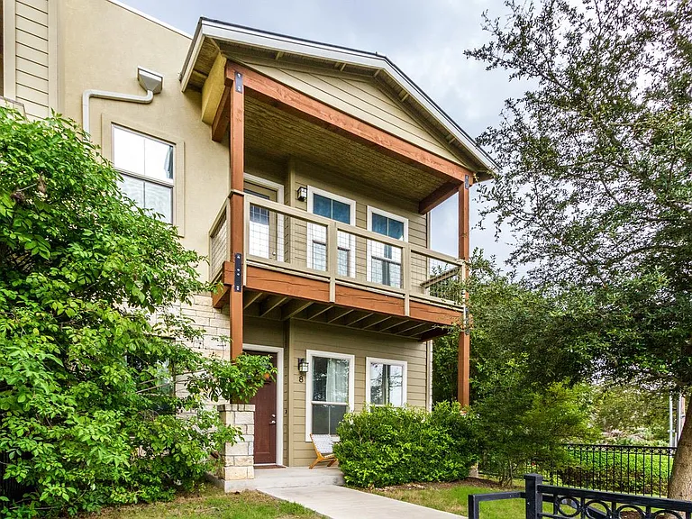 2520 Bluebonnet Ln #8 — Photo 2