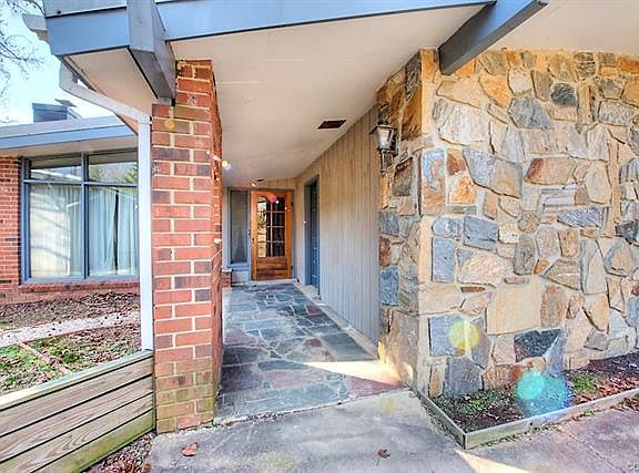2nd image of 2911 Lake Louise Dr