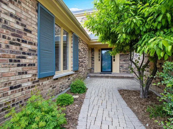 7 The Court Of Island Point, Northbrook, IL 60062