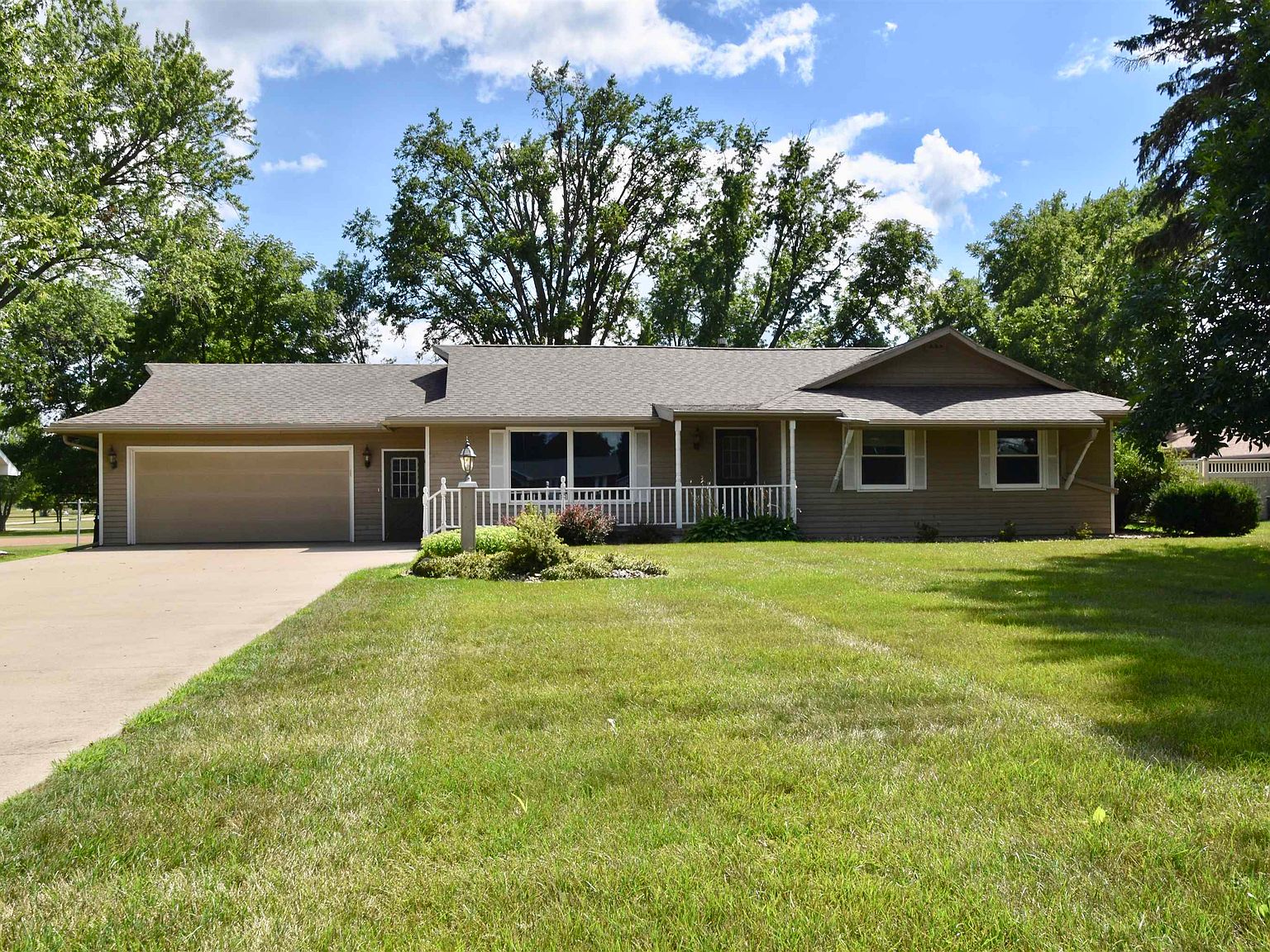 1610 E Park St, Sheldon, IA 51201 Zillow