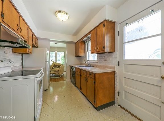 2nd image of 115 Elmwood Dr