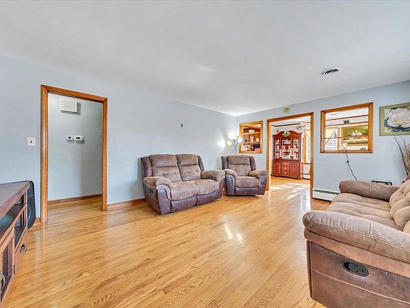 4th image of 909 Chester Ave