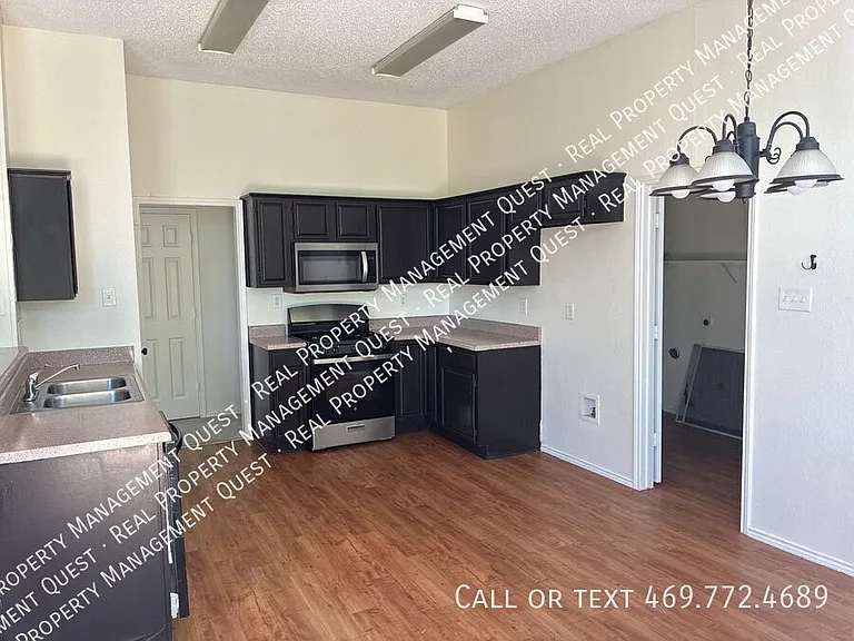 802 Nafus St — Photo 4
