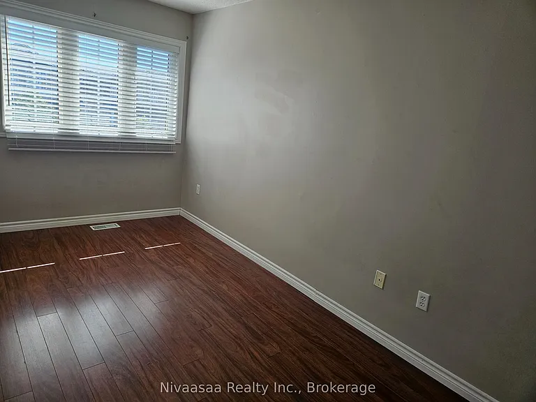 926 Ledbury Cres — Photo 17