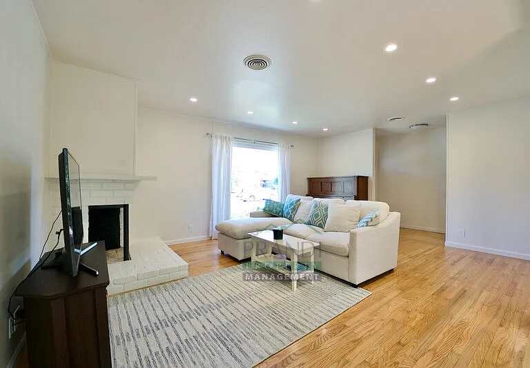2061 Carolyn Way — Photo 2