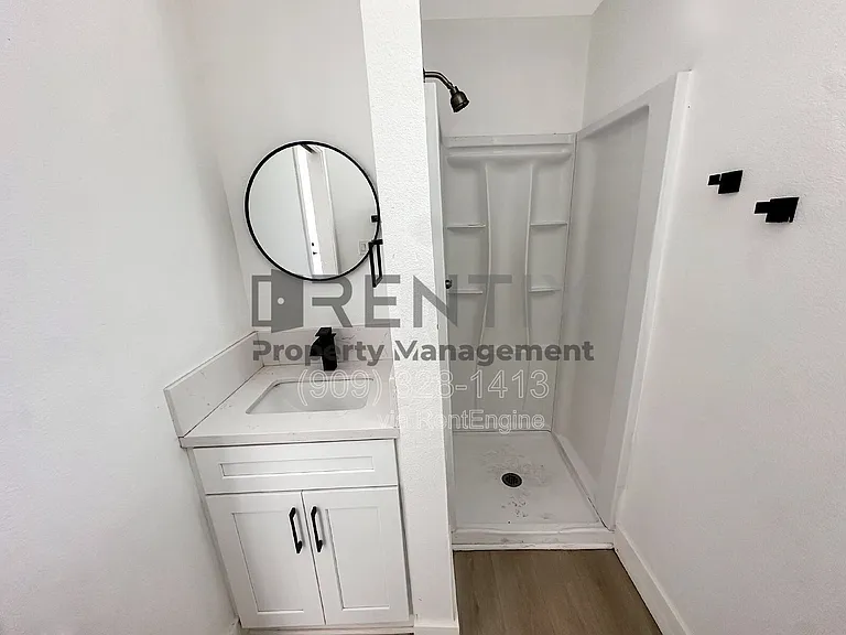 933 1/2 E Kingsley Ave — Photo 5