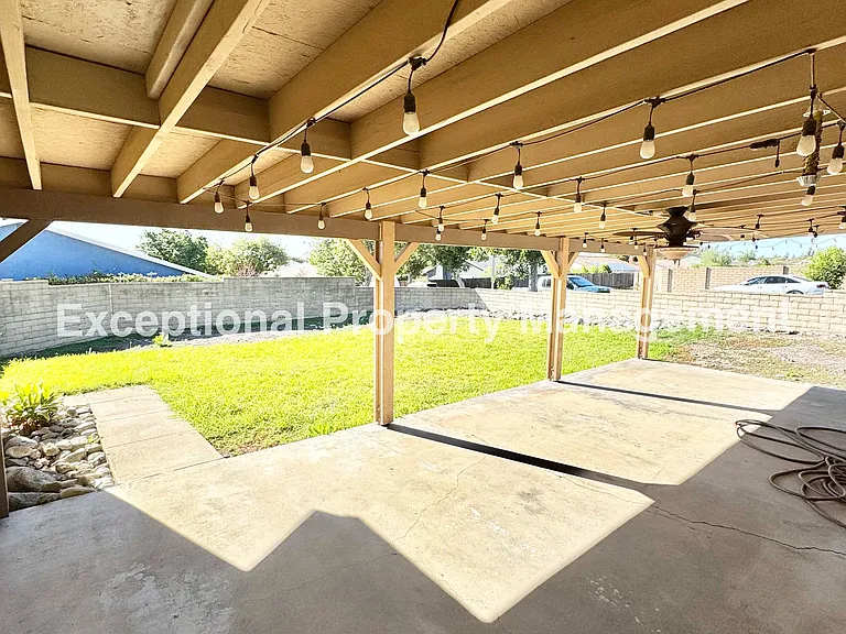 834 W 16th St — Photo 19