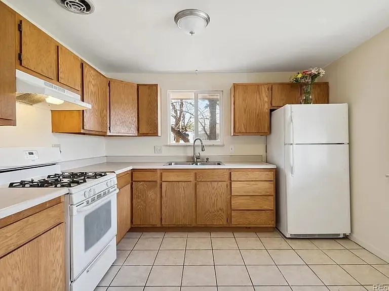 345 S Bryant St — Photo 2