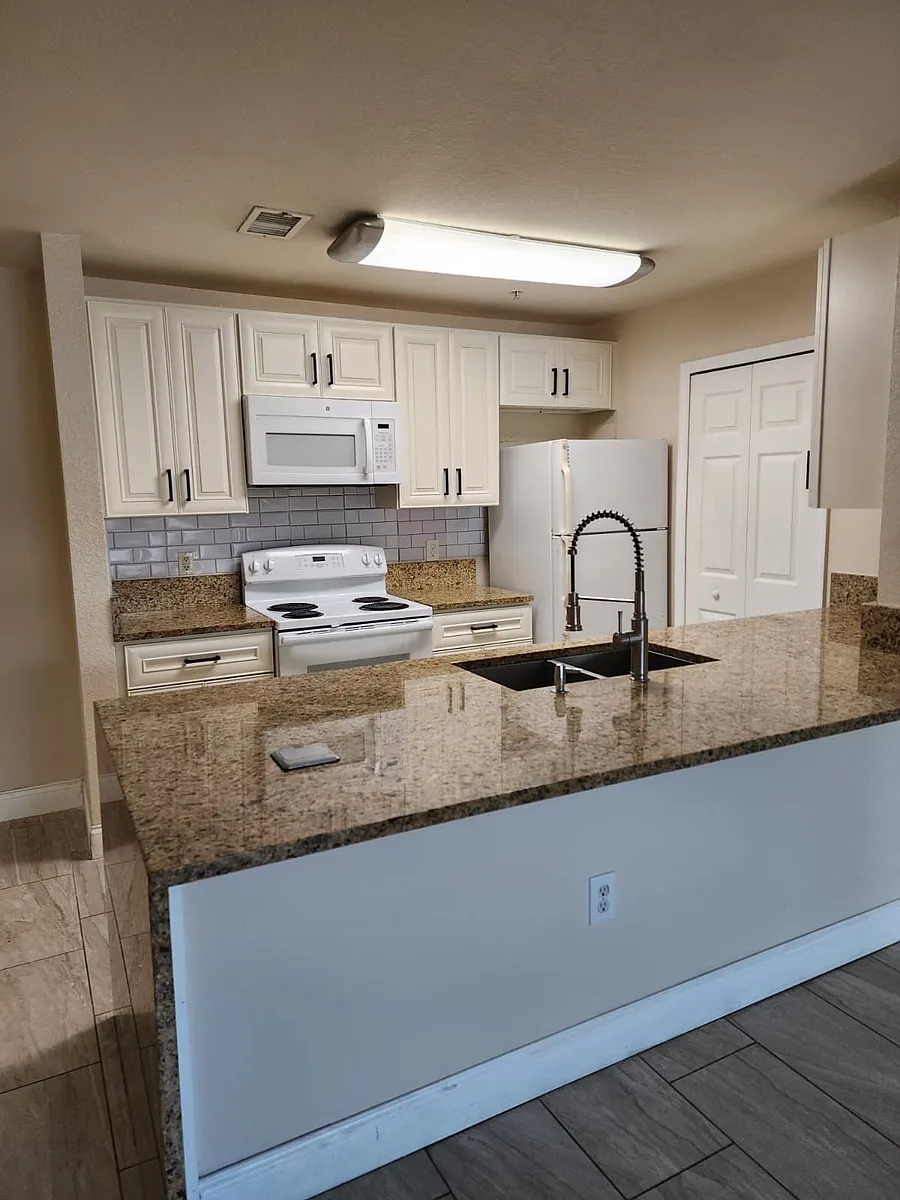Building Photo - 5455 Vineland Rd #3105