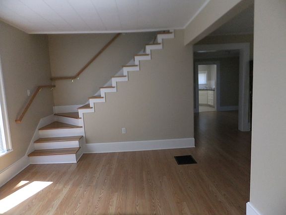 4th image of 1533 College Ave NE