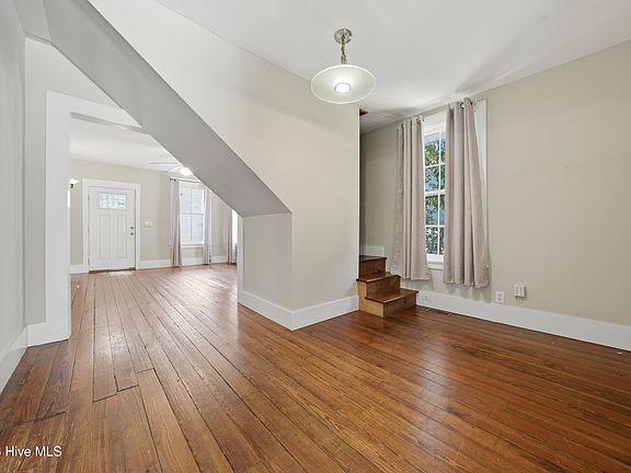 5th image of 2055 Washington Street