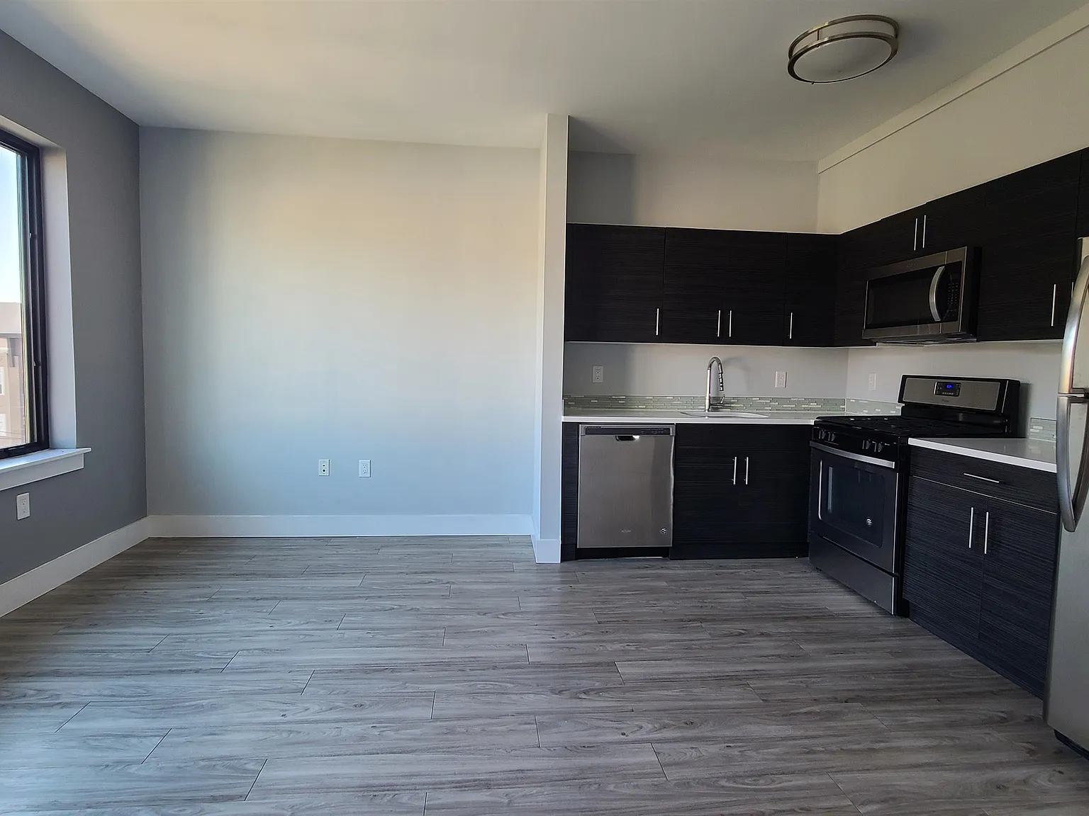 1 bed, 1.0 bath, 700 sqft, $2,375 — Photo 2