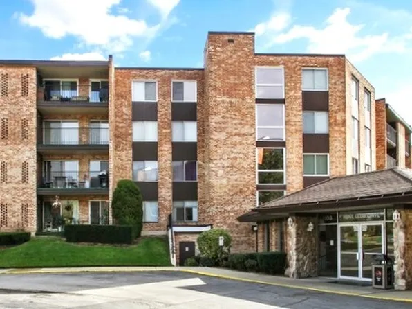 1103 S Hunt Club Dr APT 421, Mount Prospect, IL 60056