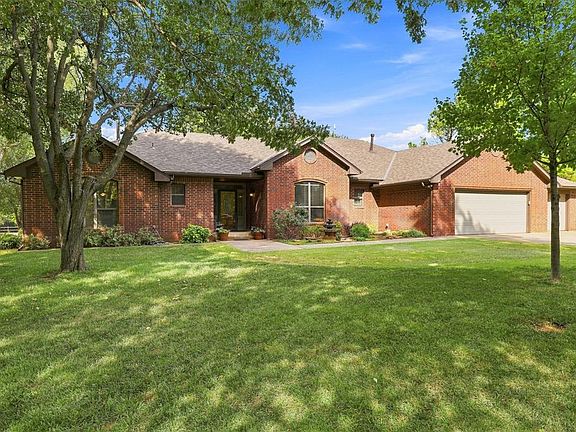 5th image of 801 Cameron Dr