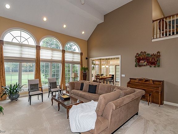 5th image of 306 W Edinburgh Dr