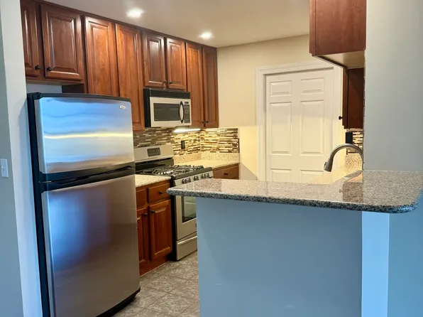 36 Village Rd APT 704, Middleton, MA 01949