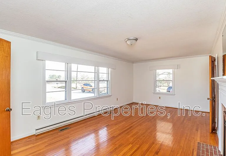 1614 US Highway 70 W — Photo 2