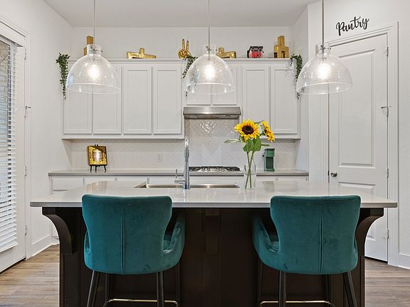 4th image of 1124 Queensdown Way