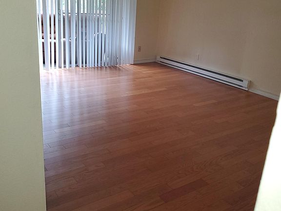 Frontroom looking to deck