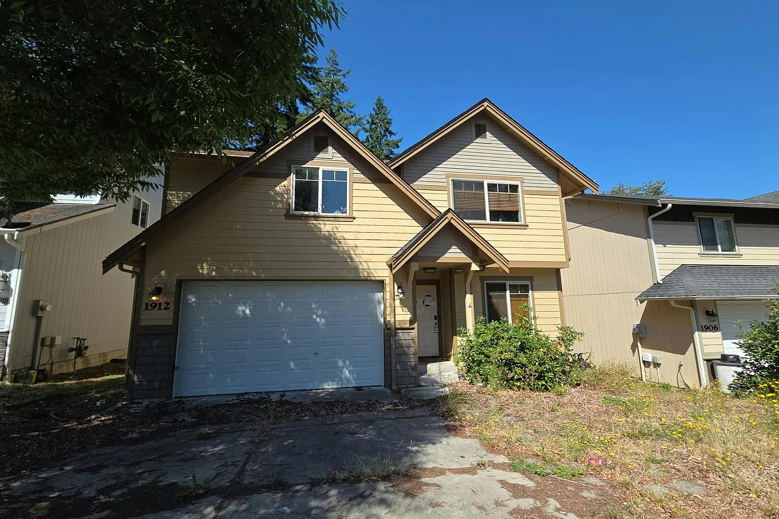1912 Kelowna Pl SE photo 1