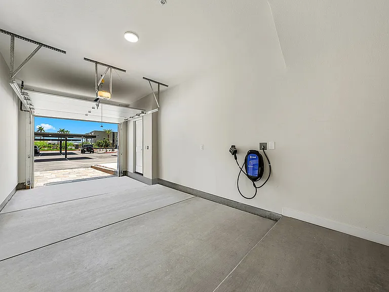 Navona-0625-MM-Townhome-garage-1