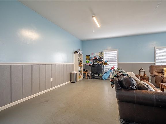 33rd image of 79 French Rd