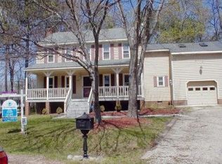 8902 W Wadsworth Pl, North Chesterfield, VA 23236