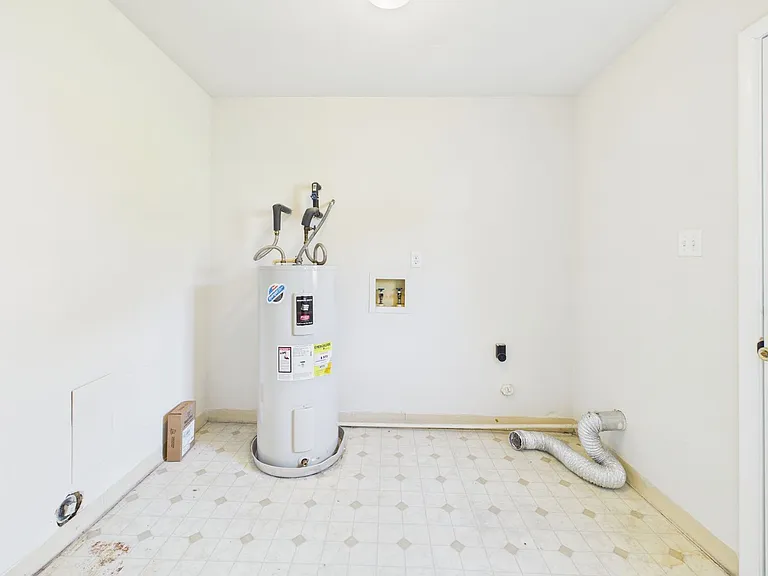 2336 Sara Ln — Photo 15